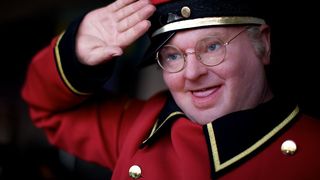 Il mai stiti pe Benny Hill? Femeile care au lucrat alaturi de el il acuza de agresiuni. Li se cerea sa "aiba grija de el"