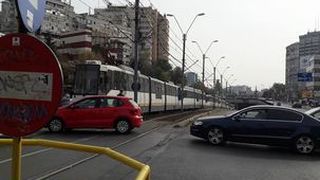 Femeie moarta in Bucuresti dupa ce i s-a facut rau si a picat de pe refugiul de tramvai in fata unei masini
