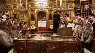 Mii de credinciosi au venit sa se inchine la moastele Sfintei Filofteia. Procesiunea este cea mai mare din ultimii ani