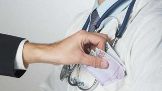 Medic de la Spitalul din Tecuci, prins cand lua mita de la o pacienta pentru a nu plati taxele de spitalizare. Ce decizie a luat conducerea spitalului