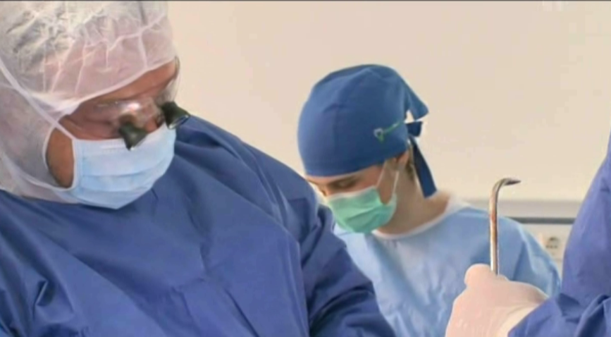 Premiera: Implantare dentara in oasele pometilor