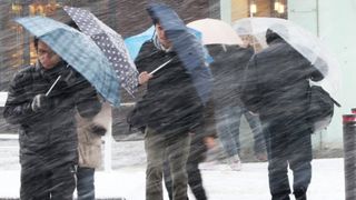 Capitala si alte 21 judete din tara sunt sub cod portocaliu si galben de ploi si vant