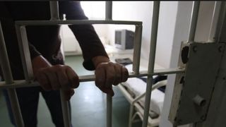 Tanar eliberat recent din penitenciar, prins de politistii din Capitala cu focuri de arma! A incercat sa fure dintr-o locuinta