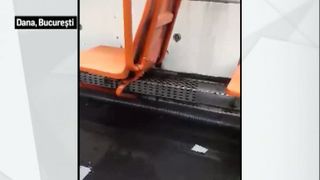 Situatie halucinanta! In tramvaiul 41 e la fel ca afara! Ploua direct pe calatori