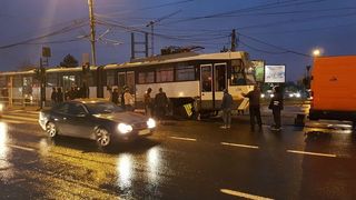 Un tramvai al liniei 41 s-a blocat pe podul Ciurel, sensul spre Dumul Taberei. Alte peste 10 tramvaie sunt oprite in spatele lui