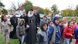 Copiii sarmani dintr-un sat din Timis primesc zilnic o masa calda si isi fac temele cu o invatatoare, cu sprijinul Mitropoliei Banatului