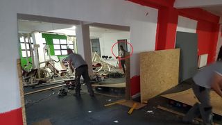 Intr-una din imaginile din sala, apare si iubita lui Godina