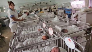 Bebelusi vanduti ca la piata! O angajata a Directiei pentru Protectia Copilului din Brasov, retinuta pentru luare de mita si trafic de influenta