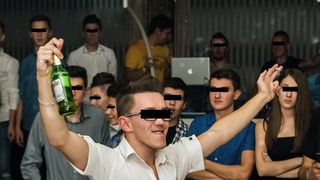 "Proba bananei", o traditie la liceul din Cluj! Cu doi ani in urma, dezmatul a fost cu bautura si tigari la liber! Atunci, nimeni nu s-a sesizat