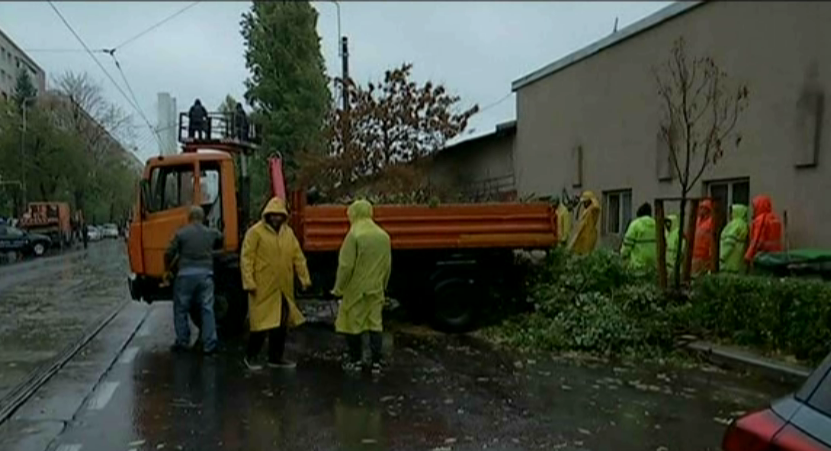 Ne panicam doar cand nu e cazul? Desi autoritatile nu au mai dat nicio alarma, vijelia a facut prapad ieri seara in Capitala