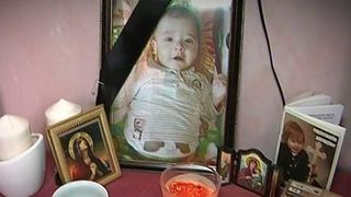 A ajuns la spital cu febra 40, dar a fost trimis acasa. La scurt timp, baietelul de 9 luni a murit. Ce au descoperit medicii la autopsie. Parintii sunt sfasiati