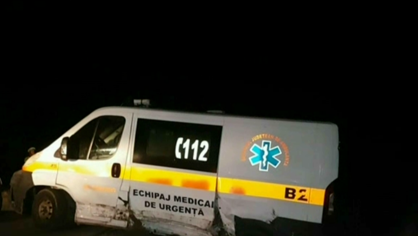 Ambulanta care transporta un copil bolnav, lovita in plin de un autoturism! Ce s-a intamplat cu micutul