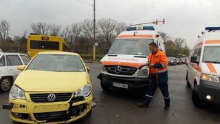 Accident cumplit in Constanta! O ambulanta s-a izbit de un taxi. Patru persoane au fost ranite