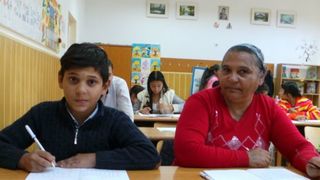 O femeie de 58 de ani merge la scoala in clasa I alaturi de nepotul sau. "Daca statul ne-a dat sansa asta sa invatam voi profita de ea"