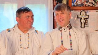 Primarul care a filmat cu Pomohaci, acuzat ca a batut mai multi consateni! Edilul din Runcu Salviei apare in ultimul clip al fostului preot, inainte de scandalul sexual