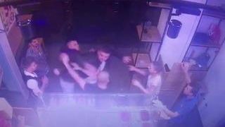 Scandal de proportii la Cluj! Un refugiat sirian, angajat la o saormerie, a fost batut de cativa "patrioti". Totul a fost filmat