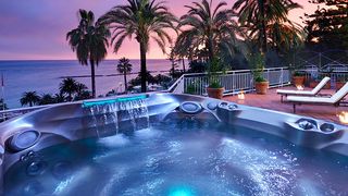 Piscina si masaj la locul de munca, team-building in tarile calde sau bonusuri de peste 1.000 de euro. Cu ce oferte s-a venit la Targul de joburi