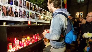 Peste o mie de oameni, intr-un mars al tacerii in memoria victimelor din Colectiv - "Dupa doi ani nu s-a schimbat nimic"