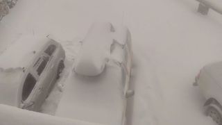 Mai multi turisiti au ramas blocati cu masinile la Balea Lac, din cauza viscolului