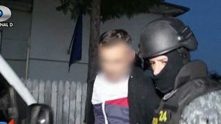 Cum a reactionat mama plecata in Spania cand a vazut filmuletele cu baiatul ei legat de copac si taiat cu cutitul chiar de tata! Monstrul care si-a torturat copilul a fost internat la spitalul de psihiatrie