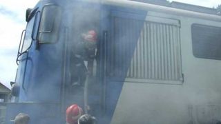 O locomotiva a unui tren in care se aflau 100 de pasageri a luat foc in Mures