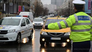 Substante psihoactive si peste 20 de oglinzi retrovizoare gasite in masina unui sofer oprit de politisti in Capitala; barbatul consumase stupefiante