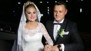 Mirele de la cea mai mare nunta din istoria Romaniei este putred de bogat! Primarul care s-a insurat cu cantareata Ioana Pricop are terenuri de 9.000 de metri patrati si jumatate dintr-o padure de peste 13 hectare!