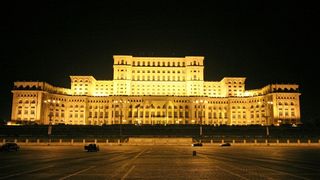 Protest fata de legea vaccinarii - lant uman in fata Palatului Parlamentului
