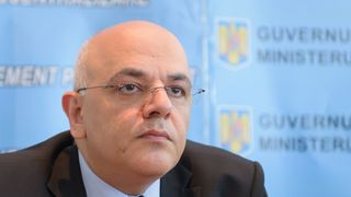 Scandal imens intre  Robert Turcescu si Raed Arafat, dupa ce secretarul de stat a folosit girofarul pentru a depasi masinile de pe DN 1! “De ce are asta masina cu girofar?” Cum l-a atacat imediat Arafat pe fostul jurnalist