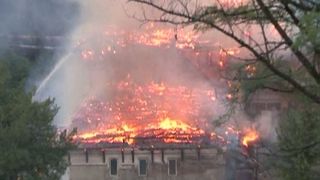 Incendiu la o casa si o pensiune in Moieciu de Sus. Flacarile risca sa se extinda la alte doua imobile