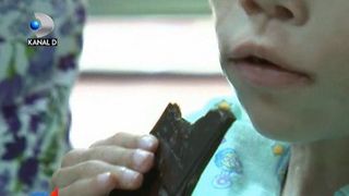 Acest baiat din Iasi este hranit exclusiv cu ciocolata. Este singurul aliment pe care il poate inghiti - De ce boala sufera