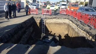 Accident neobisnuit in Constanta. O masina a cazut intr-o groapa in care se aflau mai multi muncitori