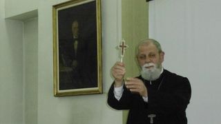 Preotul din Braila care a bruscat un bebelus in timpul botezului e specialist in... blesteme! Traian Mazare i-a afurisit pe niste hoti care furasera moastele din biserica