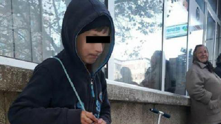 Adevarul despre baiatul de 10 ani care isi vinde jucariile in strada! A spus ca are nevoie de haine de iarna, ce au descoperit insa autoritatile