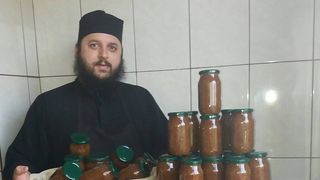 Parintele Efrem de la manastirea Dervent a pus la pastrat in camara mai multe borcane pline cu …samburi de struguri! Ce face cu ei