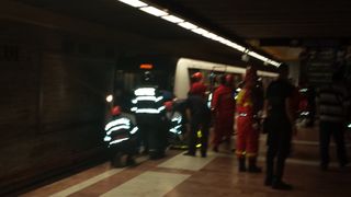 Panica la metroul bucurestean in aceasta dimineata - Un jgheab de scurgere a cazut pe sinele de tren si a produs un scurtcircuit. Conducerea METROREX, demisa!