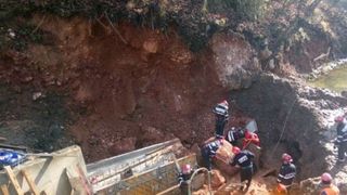 Hunedoara: Unul dintre muncitorii prinsi de un mal de pamant, in timpul executarii unei lucrari la un pod de cale ferata, a murit