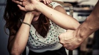 Teroare intr-o locuinta din Vrancea! Un barbat si-a calcat sotia in picioare, apoi s-a culcat linistit