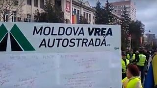 Lant uman la Iasi pentru constructia autostrazii Ungheni-Iasi-Targu Mures. Peste 2.000 de oameni au luat parte la eveniment