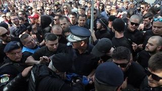 Bataie intre suporterii Dinamo si cei ai echipei Steaua. 19 persoane, saltate si duse la audieri