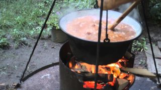 Caz socant la Gorj! Un copil s-a ales cu arsuri grave, dupa ce a cazut in oala cu ciorba. Cum a fost posibil asa ceva