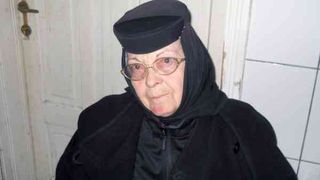 O maicuta de 79 de ani, batuta crunt de catre un politist. Ce facea femeia in fata blocului sau din Dej de l-a scos din minti pe omul legii