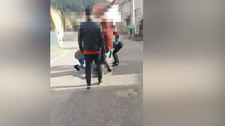 Violente in curtea unui liceu din Gura Humorului - O eleva de clasa a IX-a este lovita cu bestialitate de catre colge - "Crucea ma-**! Te desfigurez!"