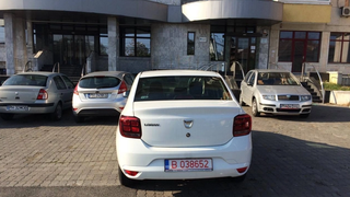 Si-a lasat masina ASA pe un bulevard din Ploiesti si s-a ales cu un mesaj genial pe parbriz - Niciodata nu va mai parca in asemenea hal