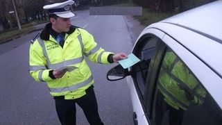 Aroganta si tupeu, duse la maxim de soferii bucuresteni. Cum ii sfideaza pe politistii care ii opresc in trafic. Imaginile spun totul