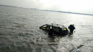 Imagini de cosmar in Capitala! O masina a ajuns direct in Lacul Morii