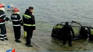 Masina misterioasa, scoasa din Lacul Morii de catre pompieri! Criminalistii au venit imediat la fata locului