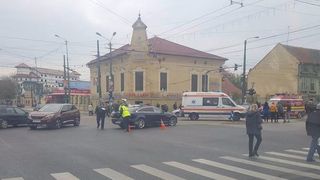 Doi oameni au fost loviti intr-o statie de tramvai din Timisoara de o masina implicata intr-un accident