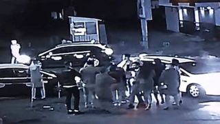 Scene desprinse din ringul de box, in fata unui club de distractii! Un taximetrist a batut mar doi barbati, punandu-i la pamant dintr-un pumn!
