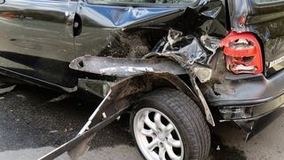 Accident soldat cu trei victime la Arad. Un microbuz si o masina s-au ciocnit violent